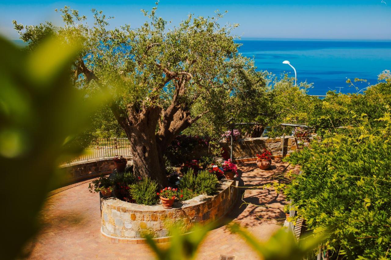 Residenza Golfo Degli Ulivi Aparthotel Caprioli Exterior photo